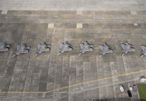 Comparison of F-35 Lightning II VS F-22 Raptor - Crew Daily