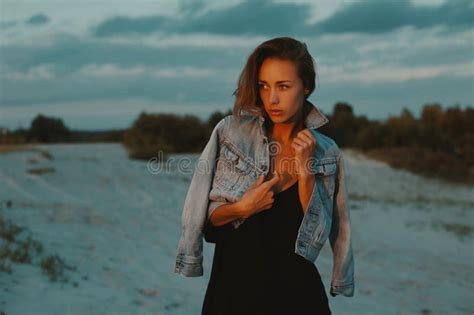 Sexy Blonde Behaarte Junge Frau in Den Sanden Der Wüste Aufwirft Beleuchtete Durch