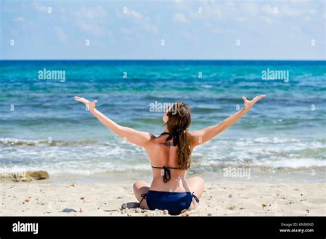Frau Im Bikini Geniesst Den Urlaub Am Strand Ibiza Spanien Woman Makes Holiday At The Beach