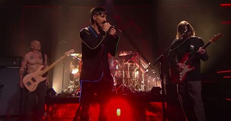Nieto Ni Lo Otro De Todo Un Poco Red Hot Chili Peppers Interpreta Black Summer En The