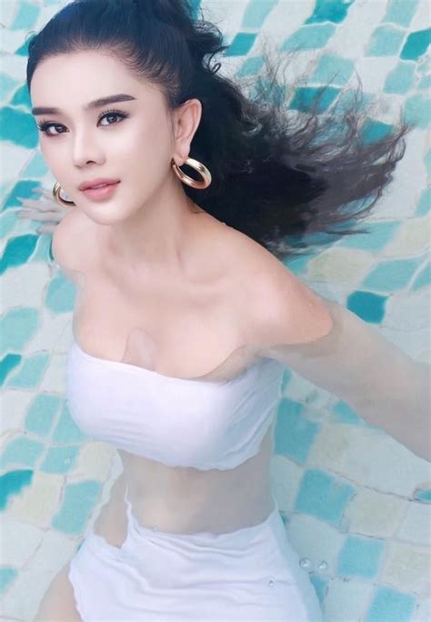 Lâm Khánh Chi diện bikini khoe dáng gợi cảm đốt mắt