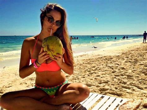Tropical drink in paradise Bikini Pornô Hot Sex Photos
