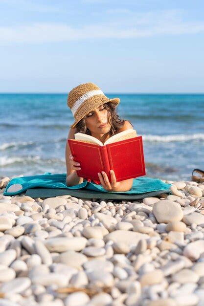 Une femme sexy en bikini qui profite des vacances d été sur la plage Photo Premium