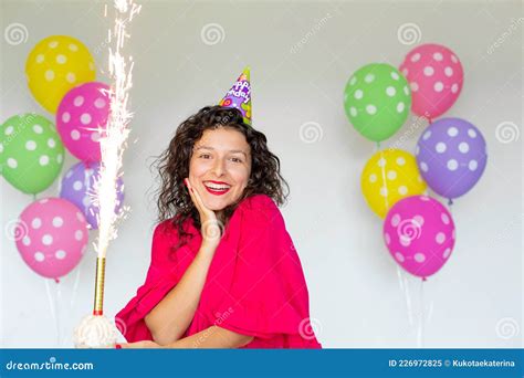 Buon Compleanno Sexy Ragazza Di Brunette In Posa Con Palloncini Fuochi D Artificio Palloncini