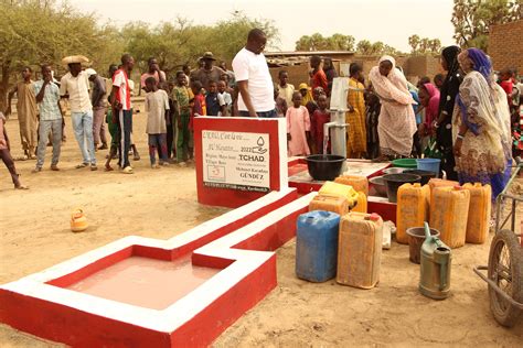 Tchad Afrique l’ouverture du 160e puits d’eau. chaque goûte sera l