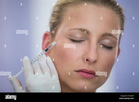 Paciente recibe una inyección de Botox en la cara Fotografía de stock