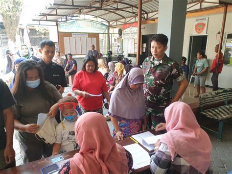 Malang Post Babinsa Tanjungrejo Mendampingi Penyaluran Bantuan