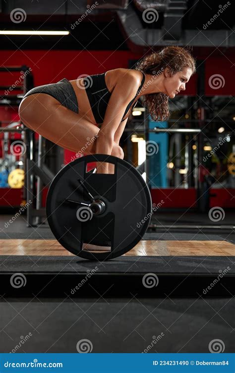 Gimnasta Haciendo Ejercicios Con Dumbbell En El Gimnasio Brunette Gimnasia Chica De Deporte