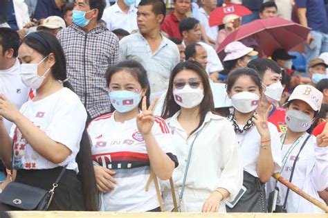 Dàn hot girl đại náo sân Thiên Trường cháy hết mình cổ vũ U Lào