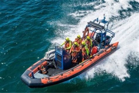 Pleumeur Bodou Le Bateau Se Retourne L Ile Grande Le Plaisancier