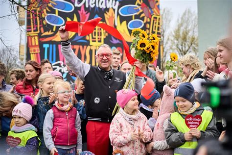 Mural WOŚP projektu Jurka Owsiaka powstał na Bielanach