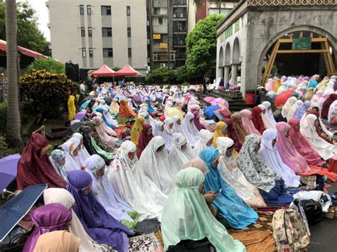 Rayakan Idul Fitri Ratusan Umat Muslim Sholat Ied Di Daan Masjid