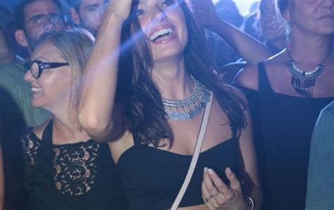 Isis Valverde Rebola No Show De Anitta Sem O Namorado Mas Ao Lado Da