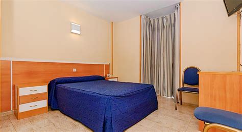 Hotel Barajas Plaza, Madrid : hotel during the day - Dayuse.com