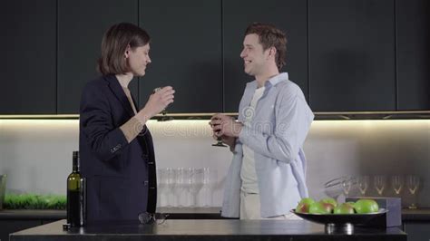 Alegre Pareja Gay Bailando Con Gafas En La Cocina Vista Lateral En Medio De Sonrientes Y