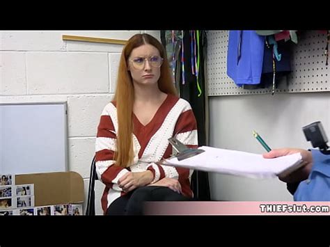 Esta Linda Ladrona Geek Fue Atrapada Y Su Apretado Co O Recibir Un Duro Castigo Hoy Xvideos