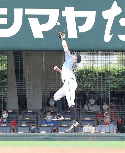 ＜広・神（10）＞5回1死一塁、小園の打球をジャンピングキャッチする阪神・サンズ（撮影・大森 寛明） ― スポニチ Sponichi Annex 野球