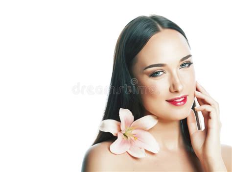 Jovencita Atractiva Cierra Con Las Manos En La Cara Aislada Flor Lily Brunette Spa Maquillaje