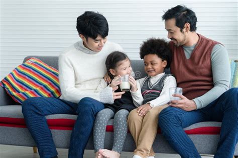 Feliz Casal Gay Asiático Diversas Crianças Adotadas Africano E Caucasiano Tomando Leite E