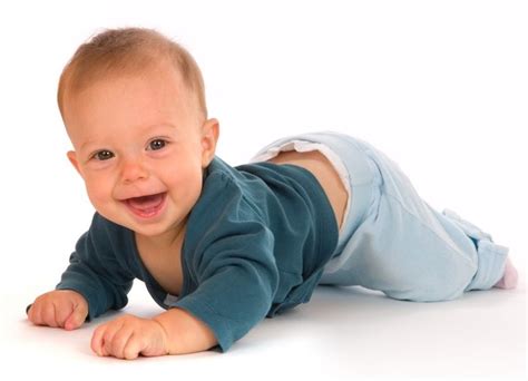 8 месяцев ребенку - развитие, что должен уметь?