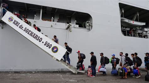 Cuaca Buruk KRI Dr Soeharso 990 Dukung Angkutan Laut Ke Pulau Bawean