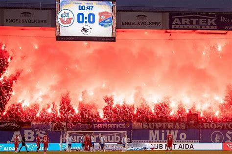 Nach Unterbrechung Wegen Pyro Show Hansa Rostock Schie T Sich Gegen