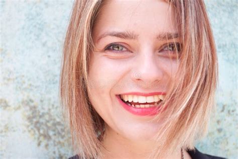 Grote Glimlach Van Gelukkig Blonde Meisje Stock Foto Image Of Gelukkig Kaukasisch