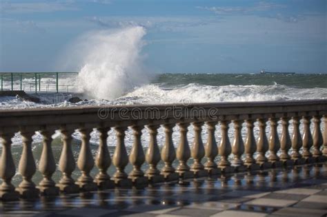 Ondas Del Mar Que Se Rompen Contra La Promenade De La Costa En Windy