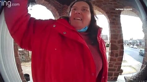 Una Mujer Fue Grabada Aterrorizando A Una Familia Latina En Su Casa Durante M S De Un A O