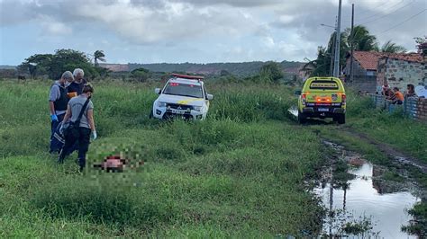 Polícia prende jovem de 19 anos acusada em dois homicídios suspeita