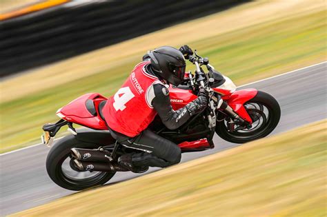 Pirelli Diablo Rosso Corsa II Sport Bike Tire Review - Asphalt & Rubber