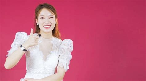 Hot girl 7 thứ tiếng khoe mua ôtô tặng đất bố mẹ khi vừa 20 tuổi