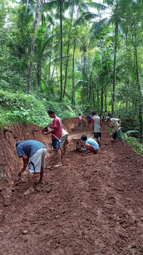 Warga Rw Gotong Royong Melebarkan Jalan Menuju Desa Wagirpandan