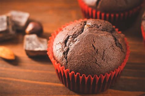 Muffins De Chocolate Caseros O Cupcakes En Una Tabla De Madera Foto