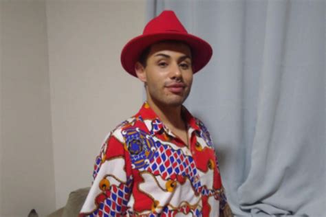 Apresentador relata ter sido torturado durante cura gay Metrópoles