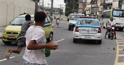 G Base De Upp E Carro Da Pol Cia S O Apedrejados Em Manguinhos Diz