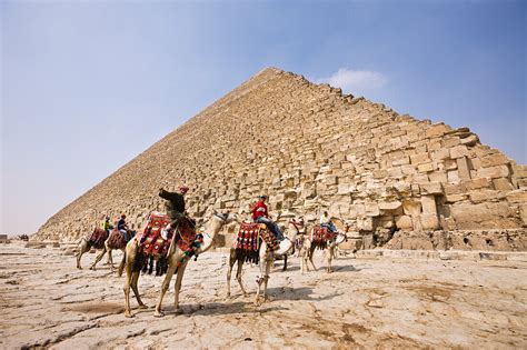 Kameltreiber Vor Cheops Pyramide Bild Kaufen Lookphotos