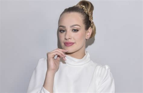 Wiktoria G Siewska W Bikini Aktorka Prezentuje Mokre Cia O Pozdrawiaj C Z Basenu Naturalna