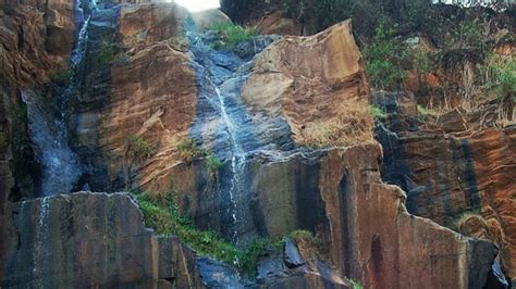 Foto Nikmati Pesona Alam Di Curug Batu Templek Keajaiban Lempeng Bumi