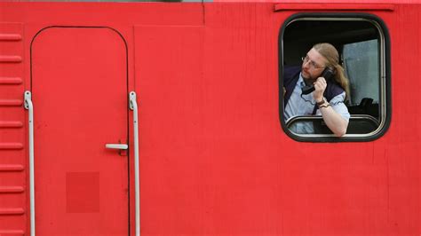 Zugausf Lle Deutsche Bahn K Mpft Mit Personalmangel Zeit Online