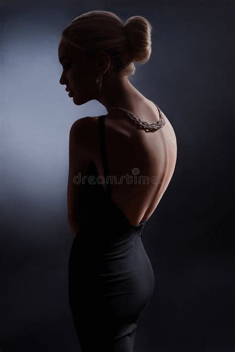 Portrait D Une Fille Nue Avec La Double Exposition Sur Un Fond Des Fleurs Roses Femme D Art Nude