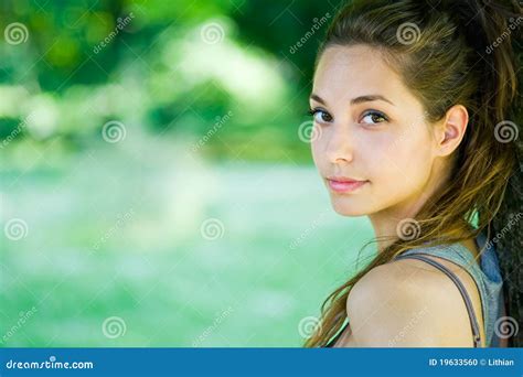 Jeune Brunette Magnifique En Stationnement Photo Stock Image Du Amusement Feuillage 19633560