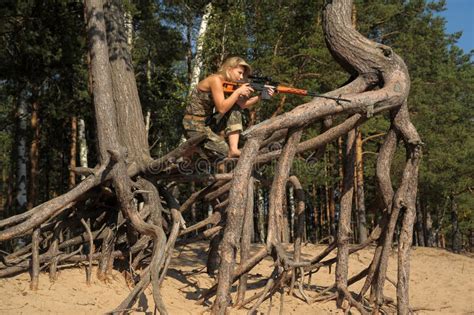 Jong Blonde Met Een Geweer Stock Foto Image Of Vrij