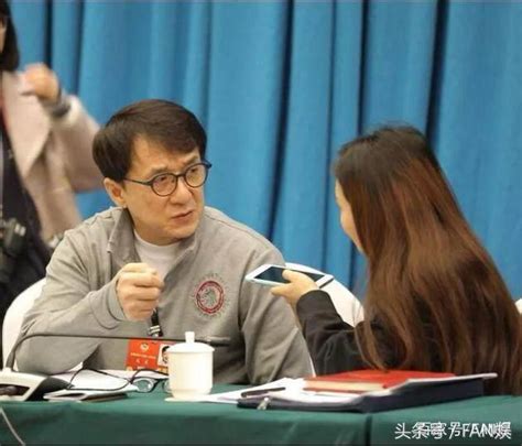 周潤發夫妻裸捐56億，成龍捐贈收藏品，網友：當初說好的裸捐呢？ 每日頭條