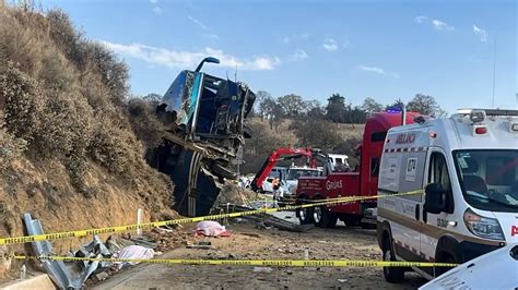 La Jornada Mueren al menos dos personas en accidente en la México Puebla