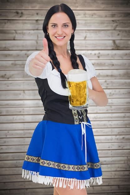 Chica Bonita Oktoberfest Sosteniendo Jarra De Cerveza Contra El Fondo