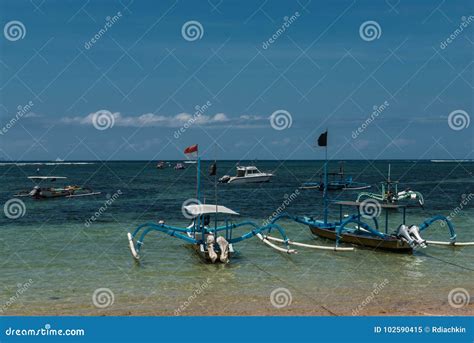 Barco Tradicional Da Libélula Do Balinese Na Praia Barcos De Pesca De