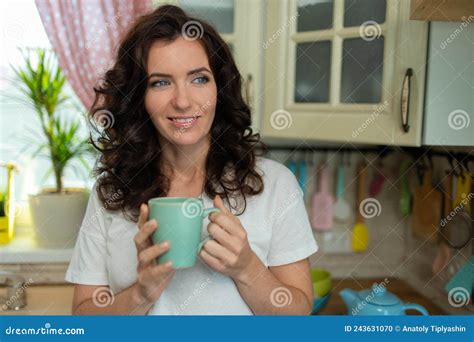 Brunette Vrouw Huisvrouw In Wit Shirt En Spijkerbroek Thuis In Het