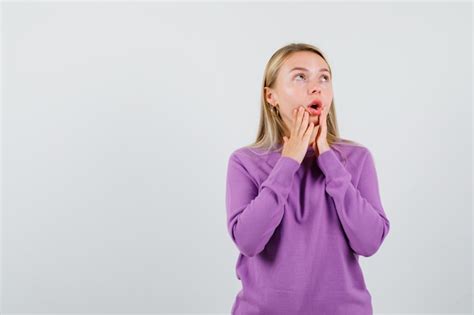 Junge Blonde Frau In Einem Lila Pullover Kostenlose Foto