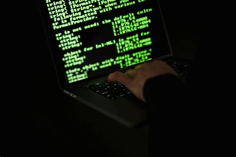 hacker de cultivos escribiendo en la computadora portatil
